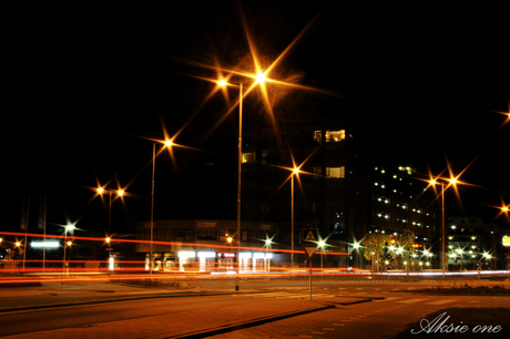 verkeersplein bij nacht