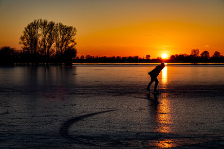 Schaatsen tijdens de zonsondergang