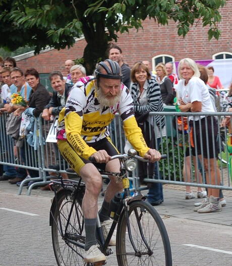 2 Passie voor wielersport; Piet Borst (74) oudste deelnemer dikke bandenrace