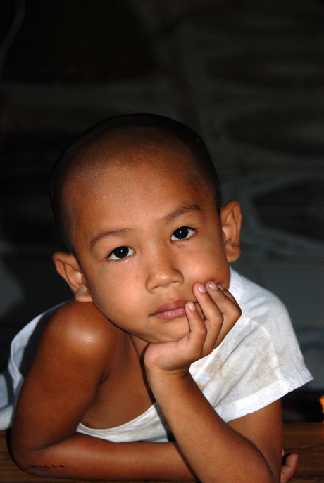 Portret van een jongetje in Myanmar.