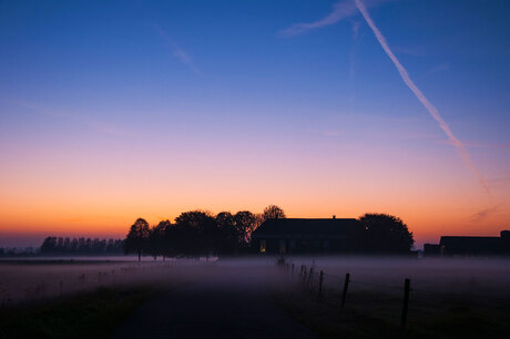 Zonsondergang in de mist