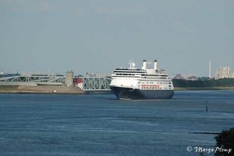 MS Rotterdam door de Maeslantkering