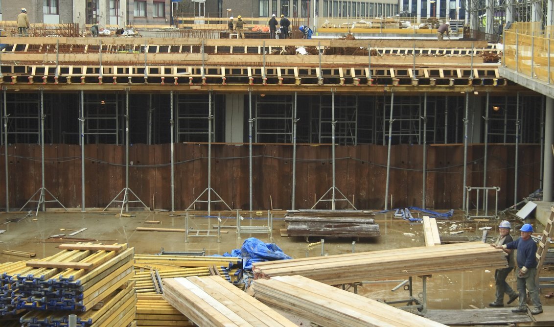 Building builders - Foto met veel(strakke) lijnen onderbroken door een aantal bouwvakkers, die druk aan het werk zijn. Geinspireerd door Gursky/Burtynsky. - foto door jesterstear op 31-03-2010 - deze foto bevat: Gursky