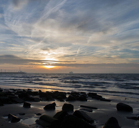 Zonsopgang Schelde met keien