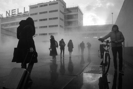 Mensen op straat bij de Van Nelle fabriek