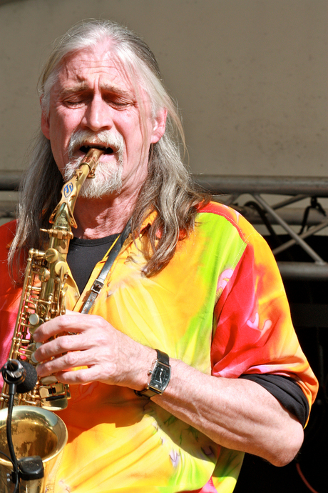 Saxofonist op Koninginnedag festival