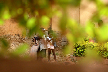 Spelende kinderen op straat.