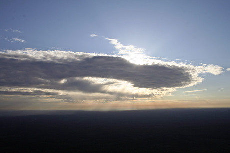 Zon door wolk