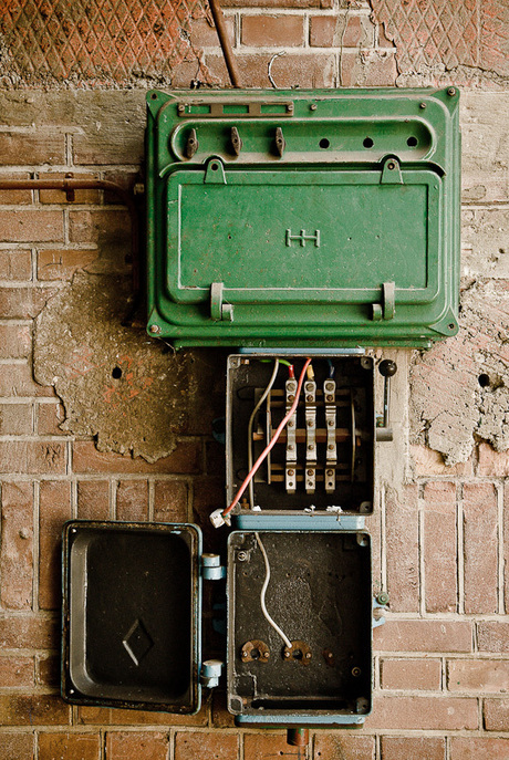 Electriciteitskast in verlaten oude fabriek