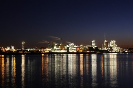 Dupont Dordrecht bij nacht.