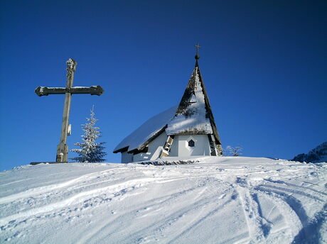 kerk in de sneeuw