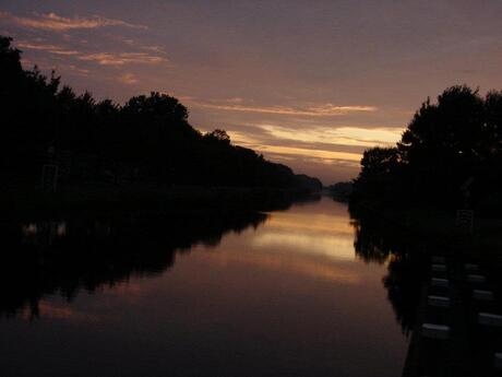 over het kanaal