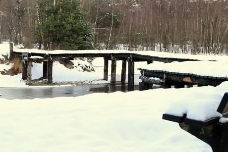Loopbrug in de sneeuw