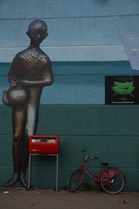 The giant, the mailbox and the red bike