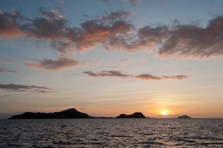 een baai vlakbij Rinca en Komodo