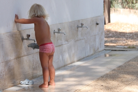 schoenen wassen bij het toiletgebouw