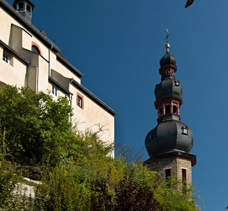 Zicht op een stukje Kapuzinerkloster en de toren van de Sint-Martinuskerk.