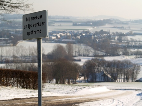 Bij sneeuw en ijs verkeer gestremd