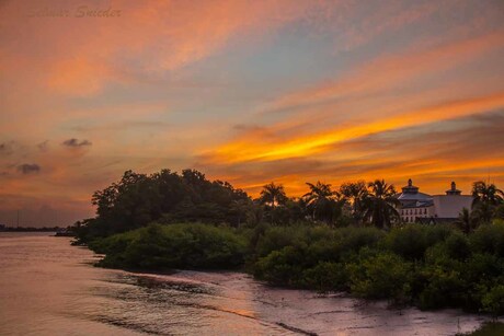 Suriname rivier bij zonsondergang
