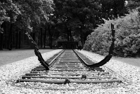 Bij herdenkingsmonument Kamp Westerbork...