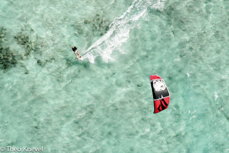 Kitesurfer van uit de lucht