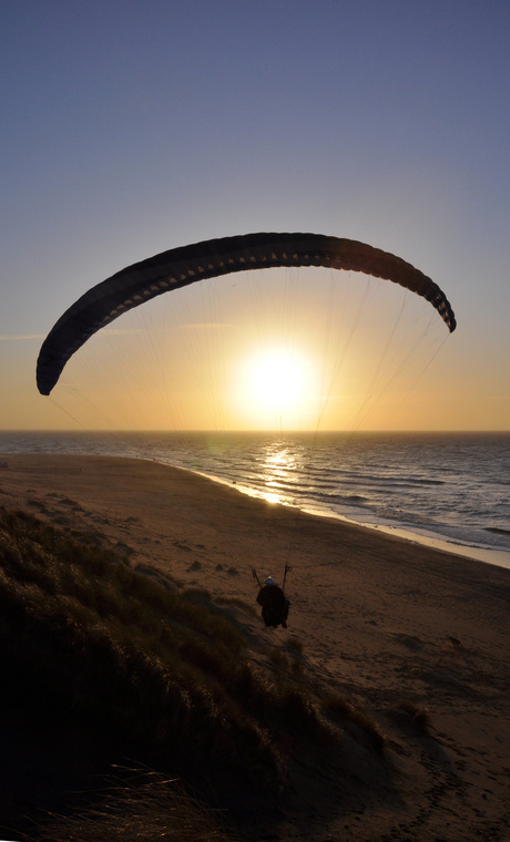 Paragliding in de avondzon