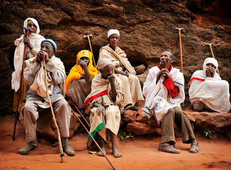 Pelgrimgangers in Ethiopië wachtend tijdens het Timkat festival.