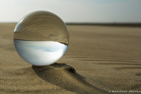 Languit op het strand