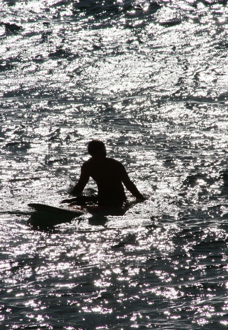 surfer in de avondzon