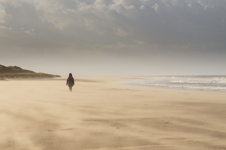 eenzame dame op het strand