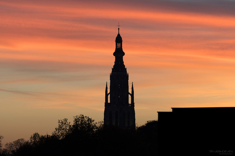 Grote kerk van Breda in de avondschemer