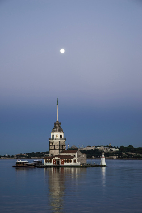 maiden's tower and Istanbul skyline at dawn8310317