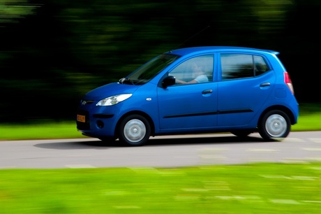 blue car panning