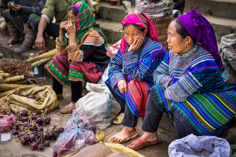 Klederdracht op de markt van Bac Ha in noord-Vietnam
