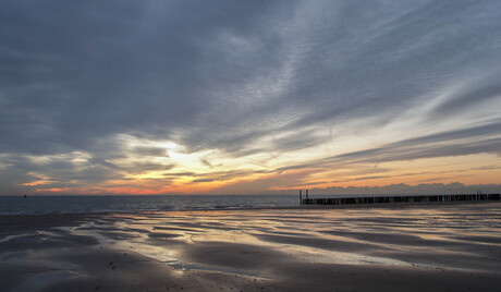 Zonsondergang strand Westduin