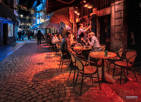 Gezellig straatje in Maastricht in de avond