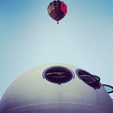 Bolwoning met luchtballon.