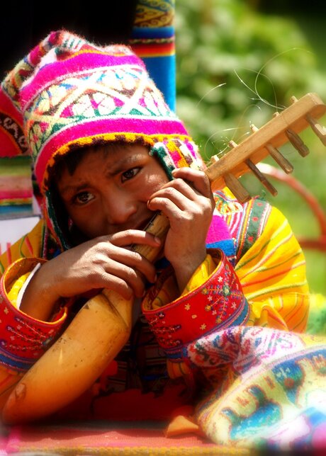 Boliviaans jongetje in traditionele kledij