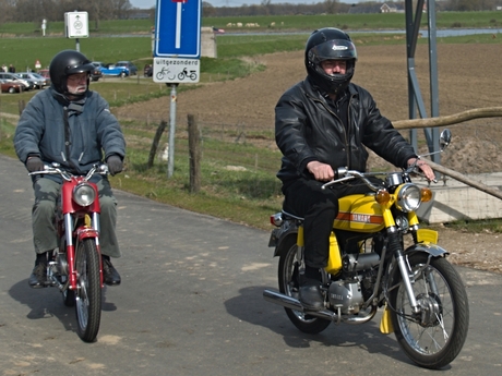 Twee oldtimers vervolgen de toertocht.