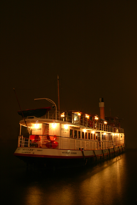 Boot bij nacht