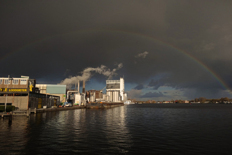 regenboog boven de zaan