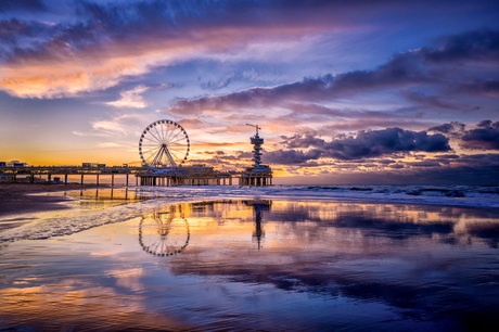 Kleurrijke zonsondergang in Scheveningen