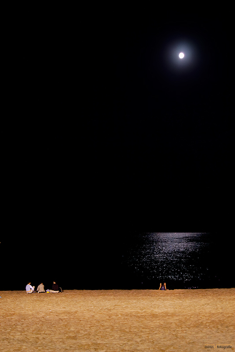 Maan en strand