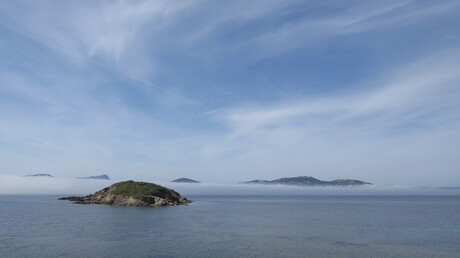 mistbank aan de Franse riviera