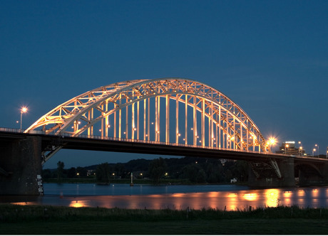 Waalbrug verlicht