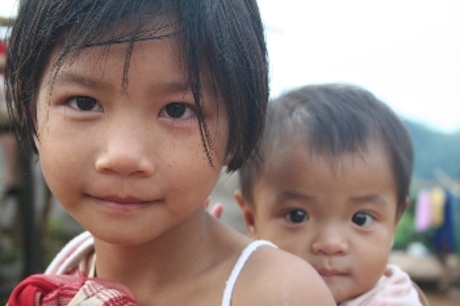 Thailand jong bergstam meisje met haar broertje in het noorden van Thailand