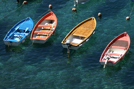 vier bootjes in cinque terre italy