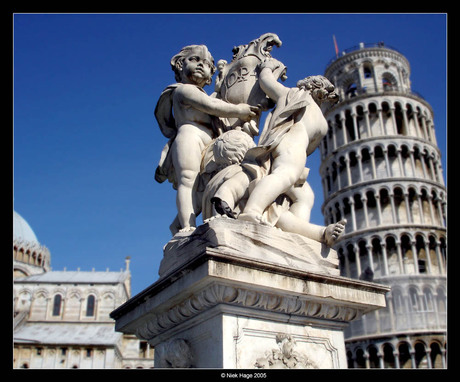 Beeld bij de toren van Pisa