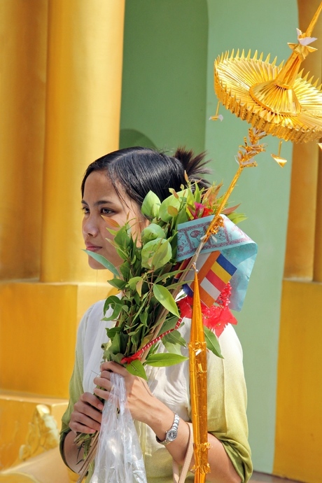 offering bij de Schwedagon pagode.jpg