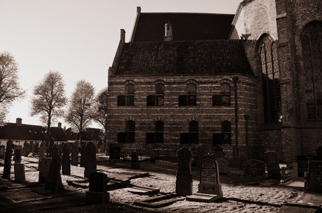 De St Gertrudis kerk met de voormalige Latijnse school